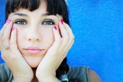 Mulher desanimada com spotting - Gineco Mulher desanimada com spotting - Gineco