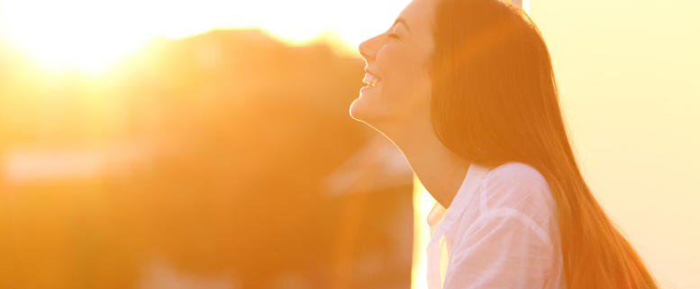 smiling_woman_at_sunset